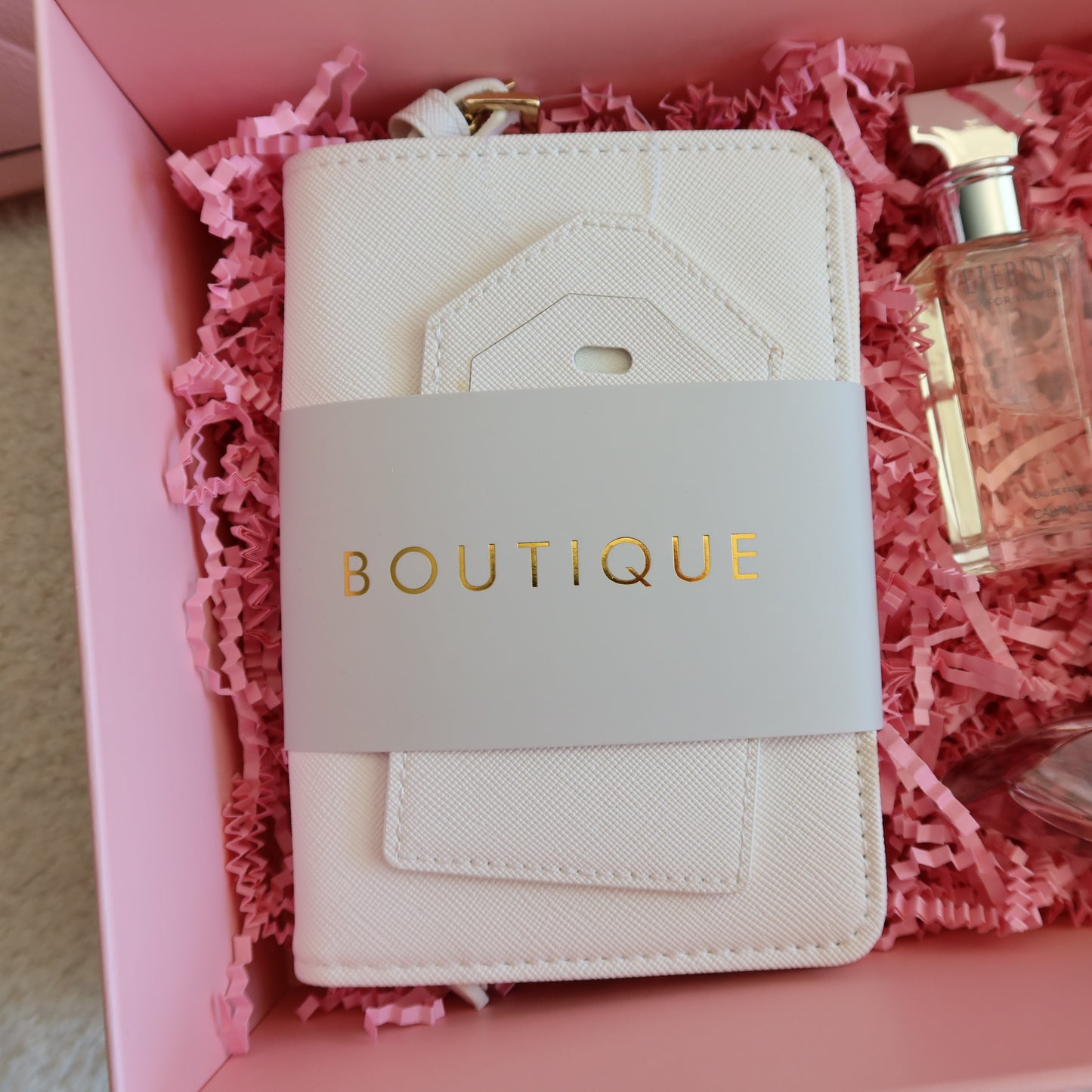 White Travel & Fragrance Gift Set