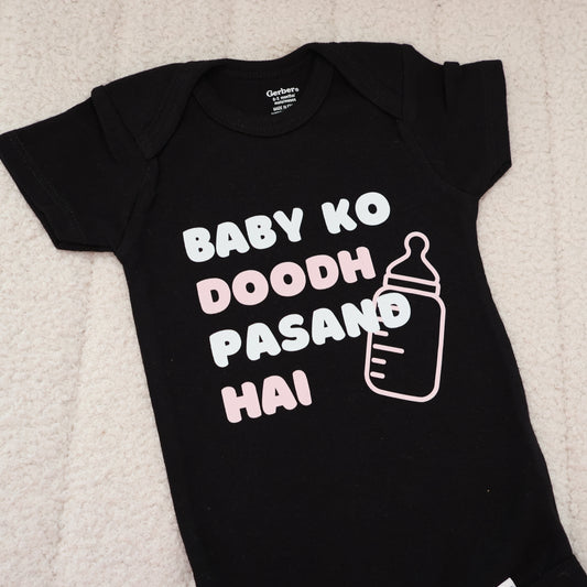 Baby Ko Doodh Pasand Hai Short Sleeve Onesie – Black (0–3M)