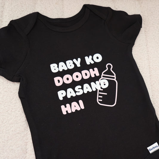 Baby Ko Doodh Pasand Hai Short Sleeve Onesie – Black (6–9M)